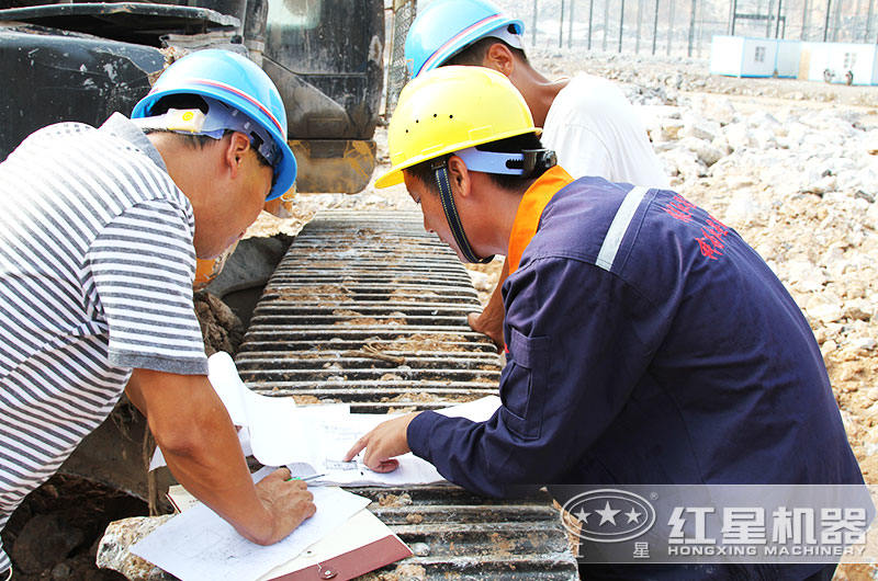 紅星機(jī)器技術(shù)人員為客戶現(xiàn)場指導(dǎo) 紅星機(jī)器技術(shù)人員為客戶現(xiàn)場指導(dǎo)