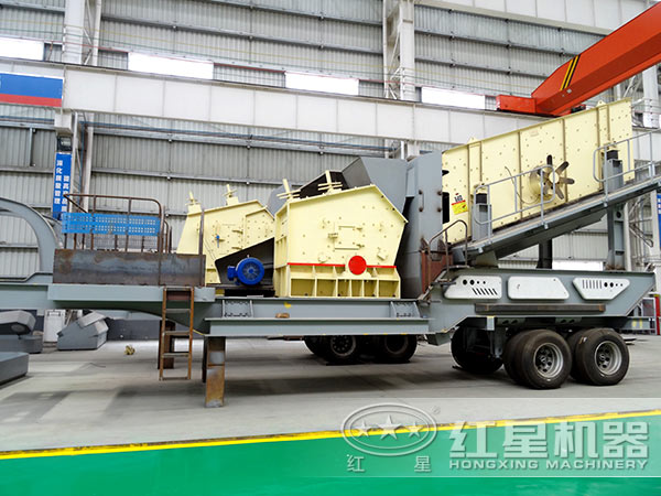 車載移動(dòng)破碎機(jī)生產(chǎn)車間，搭載反擊式破碎機(jī)