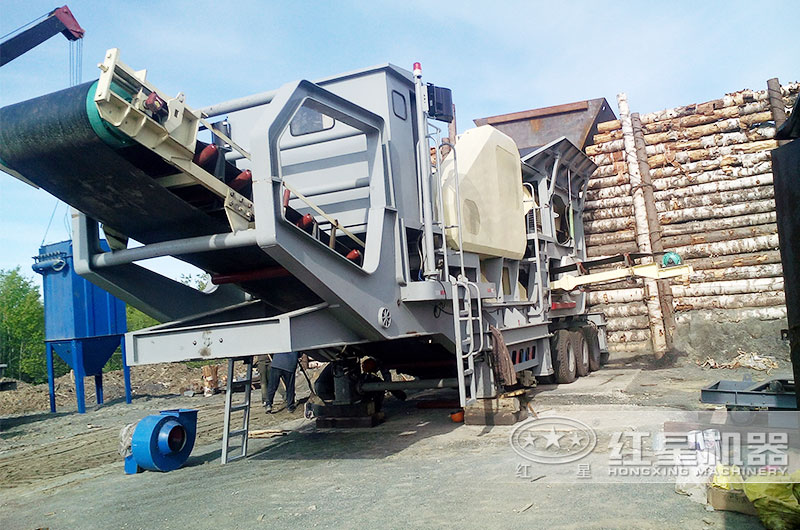 移動式石料生產(chǎn)線現(xiàn)場，配置輪胎式