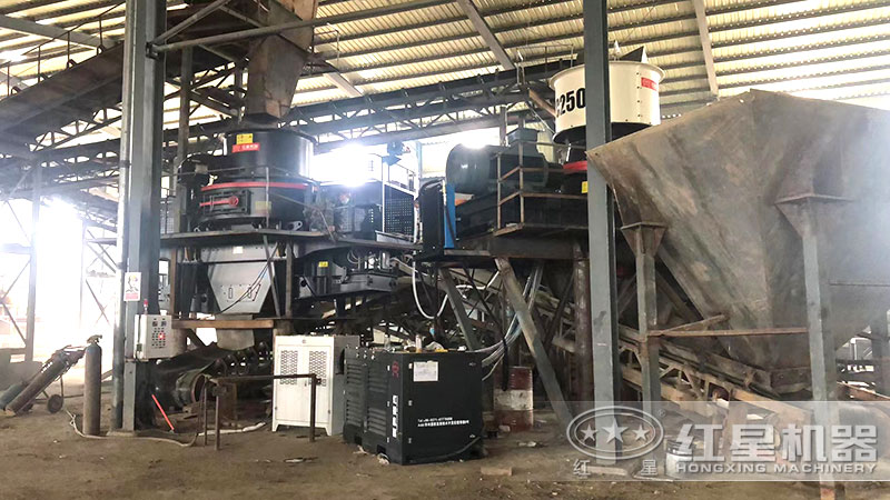 顎式破碎機+圓錐破碎機+沖擊制砂機：碎石生產(chǎn)線制砂