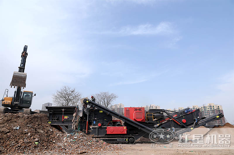 反擊式履帶破碎機作業(yè)中 反擊式履帶破碎機作業(yè)中