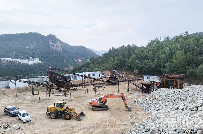 小型礦石粉碎機(jī)工作現(xiàn)場實(shí)拍圖