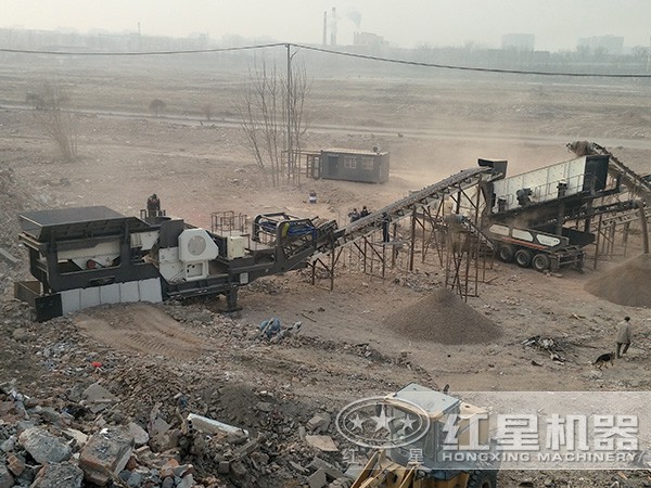 一體化設(shè)計(jì)的可移動(dòng)破碎機(jī)處理物料現(xiàn)場(chǎng)圖 一體化設(shè)計(jì)的可移動(dòng)破碎機(jī)處理物料現(xiàn)場(chǎng)圖