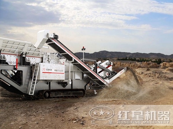 履帶式移動(dòng)打石機(jī)的碎石現(xiàn)場(chǎng) 履帶式移動(dòng)打石機(jī)的碎石現(xiàn)場(chǎng)