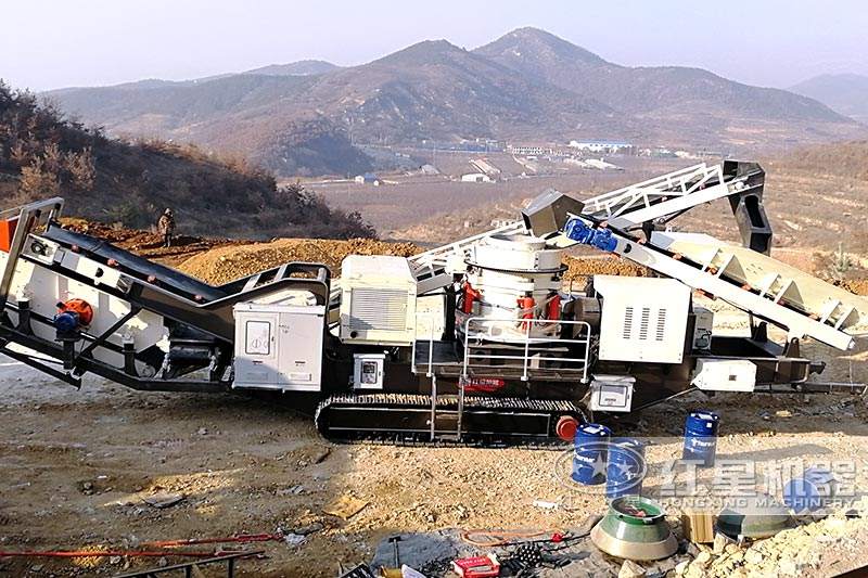 履帶移動(dòng)破碎機(jī)現(xiàn)場