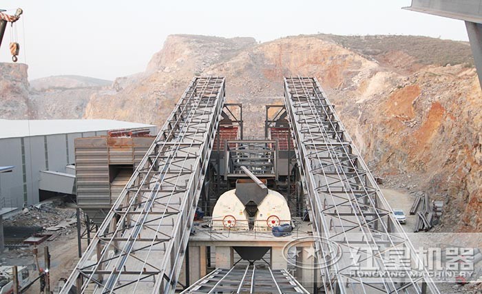 重錘式破碎機作業(yè)現場 重錘式破碎機作業(yè)現場