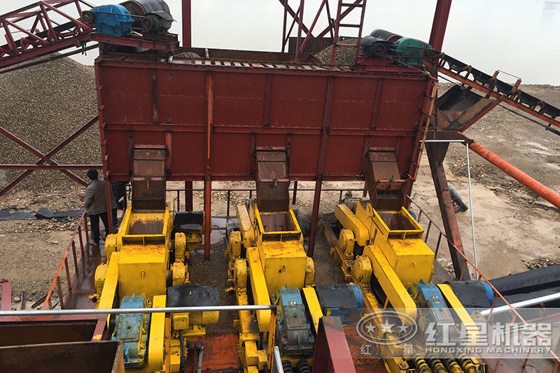 石頭破碎現(xiàn)場，配置對(duì)輥破三臺(tái)