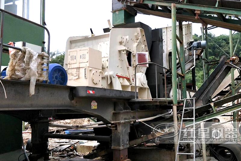 移動(dòng)石子機(jī)現(xiàn)場(chǎng)展示 移動(dòng)石子機(jī)現(xiàn)場(chǎng)展示