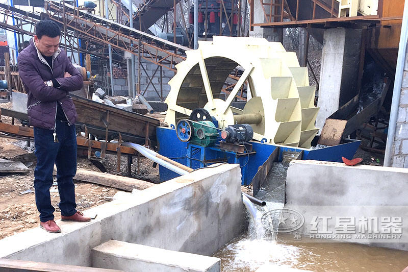 設(shè)置蓄水池，加入絮凝劑可實現(xiàn)水循環(huán)，環(huán)保