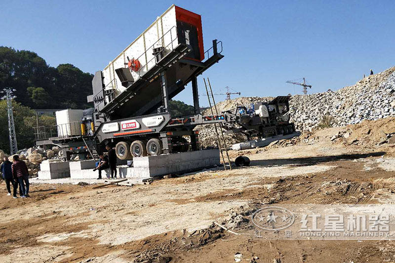 紅星技術(shù)人員現(xiàn)場調(diào)試移動(dòng)破碎站