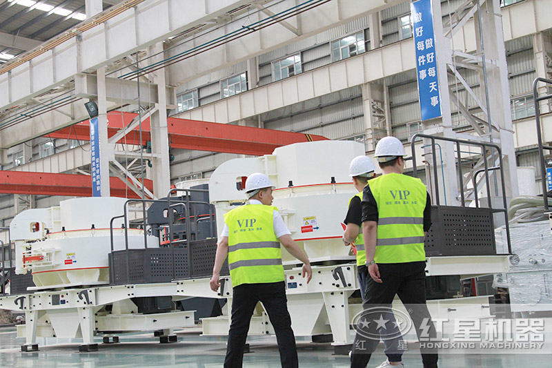 用戶來廠參觀制砂生產(chǎn)線設(shè)備并獲取免費方案定制，成本預(yù)估