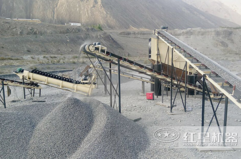 制砂機(jī)加工的機(jī)制砂現(xiàn)場(chǎng)，成品料堆