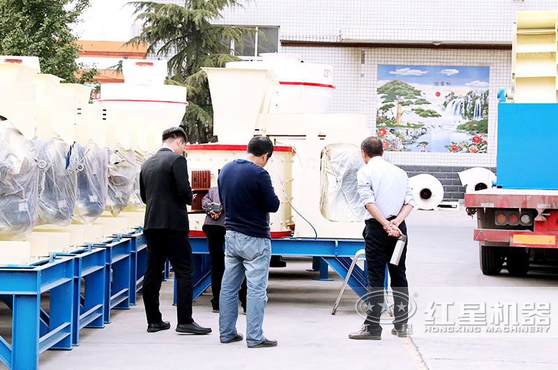 客戶到場(chǎng)參觀，工程師為其量身定制