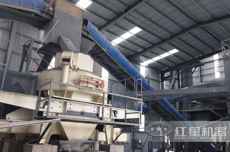 鵝卵石制砂機(jī)鞏義作業(yè)現(xiàn)場，密封作業(yè)更環(huán)保