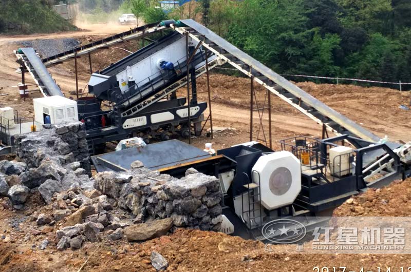 輪式移動破碎站作業(yè)現(xiàn)場，移動顎式破碎站和移動反擊破雙機器搭配完成粗碎和細碎作業(yè)
