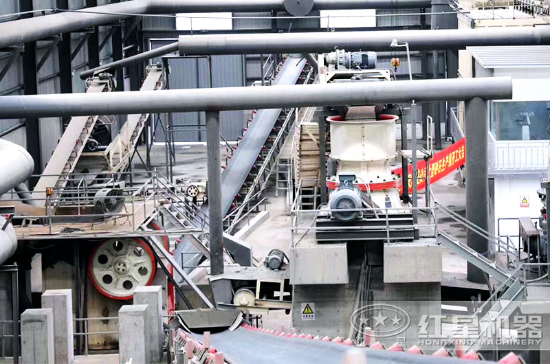 砂石生產(chǎn)線現(xiàn)場單缸圓錐式破碎機(jī)